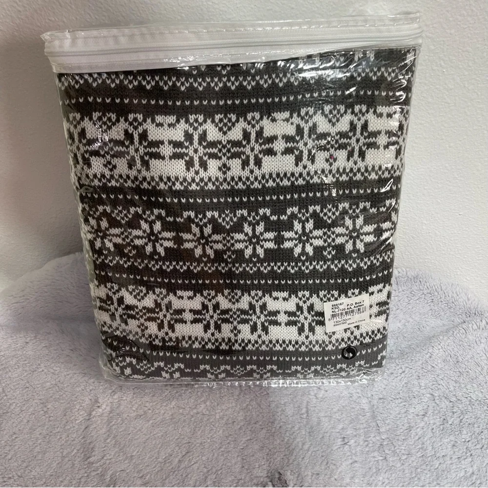 NWT Snowflake Throw Blanket - Picture 2 of 4